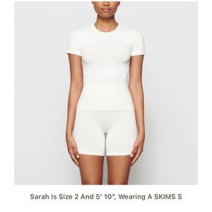 SKIMS SOFT SMOOTHING T-SHIRT (MARBLE)